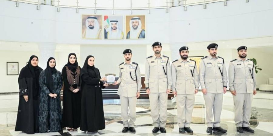 شرطة الشارقة تطلع دائرة المالية المركزية على أفضل الممارسات