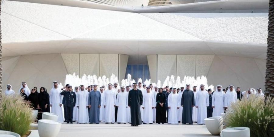 خالد بن محمد بن زايد يرفع علم الإمارات أمام متحف زايد الوطني احتفاءً بيوم العلم