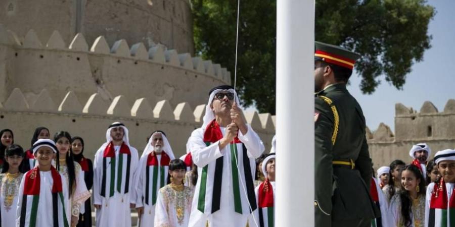 هزاع بن زايد يرفع علم الإمارات في قلعة الجاهلي احتفاءً بيوم العلم