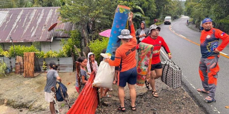الإعصار «كالماغي» يجلي آلافاً في الفلبين