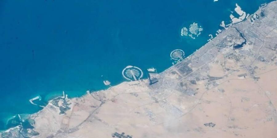 رائد روسي ينشر صورتين آسرتين لنخلتي جبل علي وجميرا من الفضاء