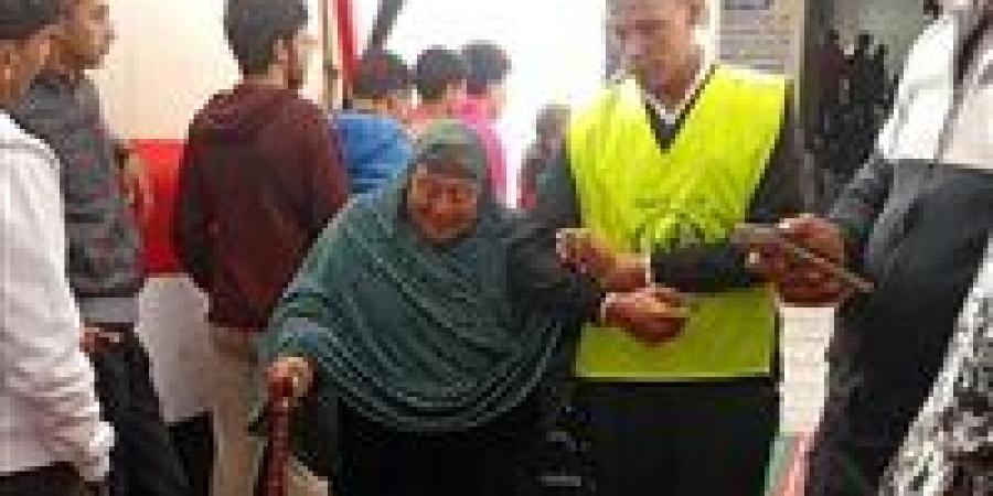 في
      مشهد
      إنساني..
      رجل
      أمن
      يساعد
      مسنة
      للدخول
      للإدلاء
      بصوتها
      في
      انتخابات
      الإعادة
      بالمنوفية