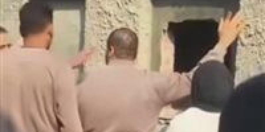 صدمة
      بعد
      الدفن..
      أب
      يروي
      تفاصيل
      انتهاك
      قبر
      ابنته
      وسط
      غموض
      الدوافع