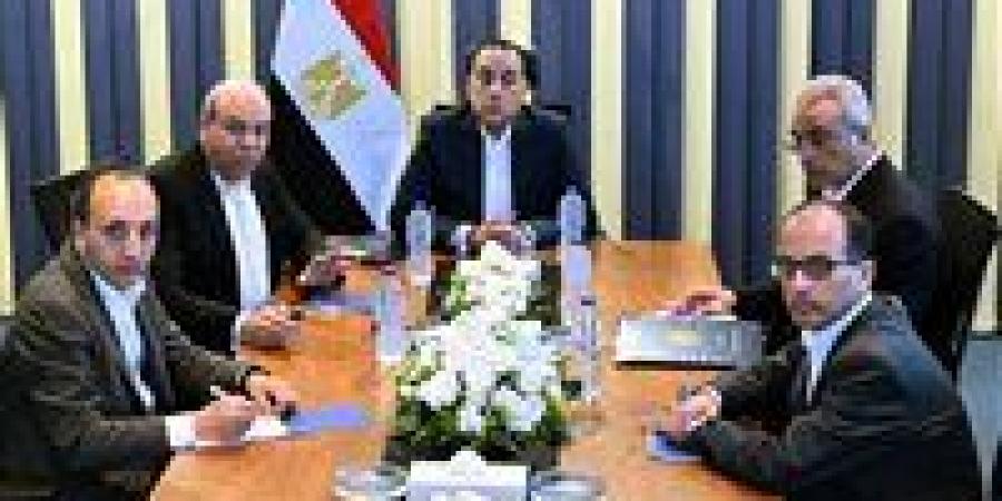 رئيس
      الوزراء
      يستعرض
      مع
      وزير
      الطيران
      خطة
      تطوير
      مصر
      للطيران
      وتحديث
      الأسطول
      حتى
      2031