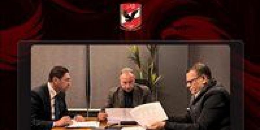 محمود
      الخطيب
      يتابع
      موقف
      «المحبوسين»
      من
      جماهير
      الأهلي
      ويكلف
      المستشارين
      بتوفير
      الدعم
      القانوني