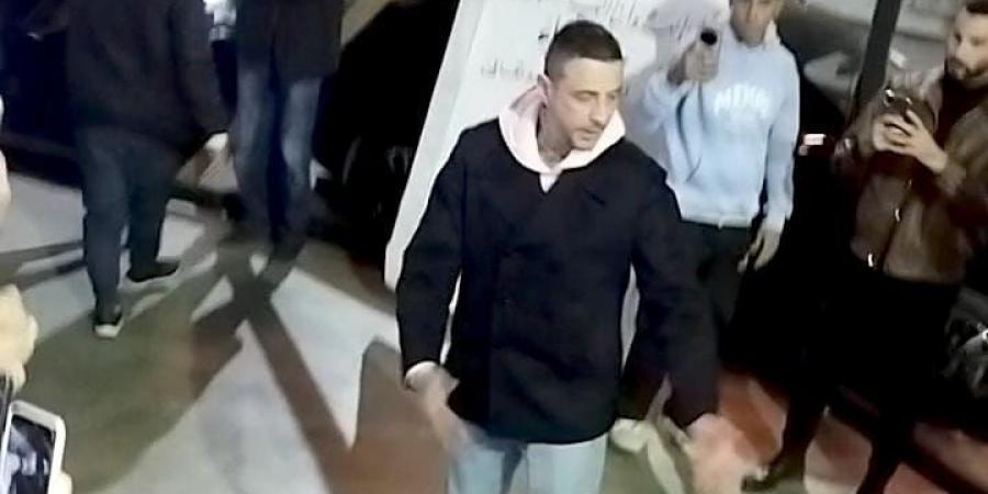 لم
      يتمالك
      اعصابه..
      أحمد
      الفيشاوي
      في
      عزاء
      سمية
      الألفي:
      اتعالموا
      مع
      المساحة
      دي
      كأنها
      ريد
      كاربت