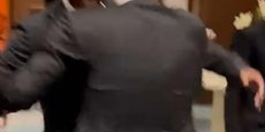 حوار
      جانبي
      بين
      شيكابالا
      ووائل
      جمعة
      في
      حفل
      زفاف
      محمود
      بنتايج
      على
      ابنة
      أحمد
      سليمان
      عضو
      مجلس
      إدارة
      الزمالك
      (صور)