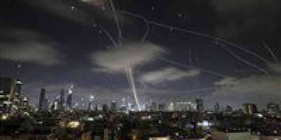 تباين
      التقديرات
      الأمريكية
      والإسرائيلية
      بشأن
      إيران:
      لا
      هجوم
      وشيك
      وتحذيرات
      بتصعيد
      صاروخي