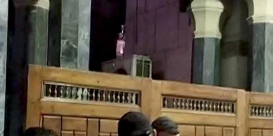 حضن
      ورسالة
      مواساة
      من
      السقا
      لـ
      أحمد
      الفيشاوي
      في
      عزاء
      سمية
      الألفي|
      صور