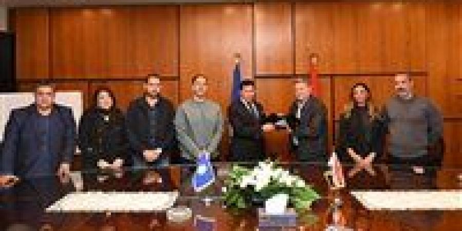 وزير
      الشباب
      والرياضة
      يشيد
      بانتخابات
      هليوبوليس
      الإلكترونية
      ويهنئ
      المجلس
      الجديد