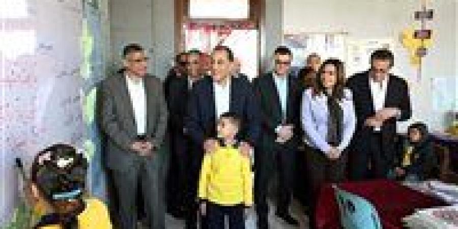 رئيس
      الوزراء
      يحرص
      علي
      حضور
      حصة
      مع
      الطلاب
      بمدرسة
      أسكر
      الابتدائية
      ضمن
      "حياة
      كريمة"
      بالجيزة