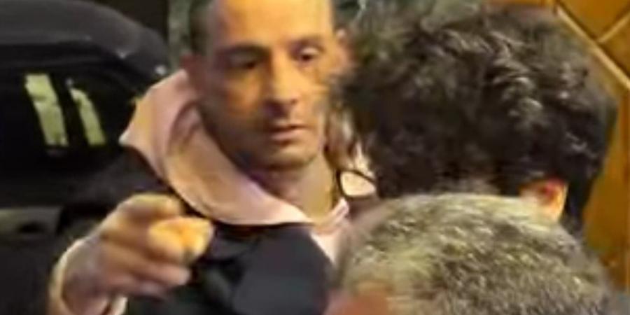 بعد
      واقعة
      أحمد
      الفيشاوي..
      محمد
      صلاح
      العزب
      يهاجم
      مصوري
      العزاءات:
      لازم
      وقفة