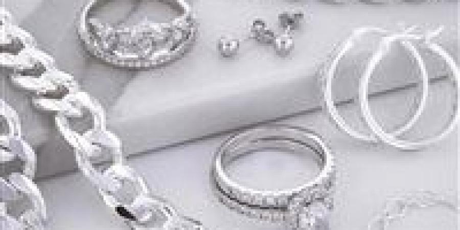 الفضة
      تواصل
      الصعود
      ومكاسب
      الأوقية
      تقترب
      من
      150%
      في
      2025