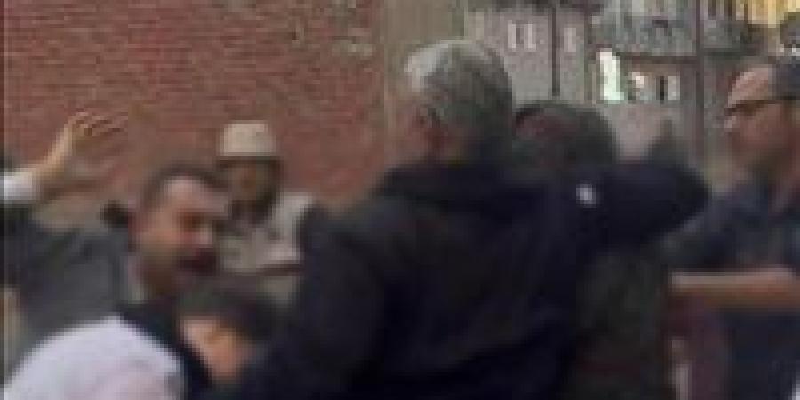 ضربوني
      وخلعوني
      الحجاب
      ..
      طالبة
      طب
      الشرقية
      تكشف
      تفاصيل
      اعتداء
      أقارب
      والدتها
      عليها