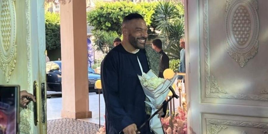 جلباب
      صعيدي
      وعروس
      محجبة..
      الصور
      الأولى
      من
      حفل
      زفاف
      الفنان
      محمد
      خميس