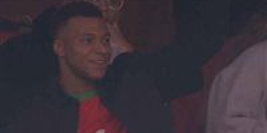 كيليان
      مبابي
      لاعب
      ريال
      مدريد
      ومنتخب
      فرنسا
      يصل
      ملعب
      الأمير
      مولاي
      عبد
      الله
      لدعم
      أشرف
      حكيمي
      ومنتخب
      المغرب
      في
      أمم
      أفريقيا