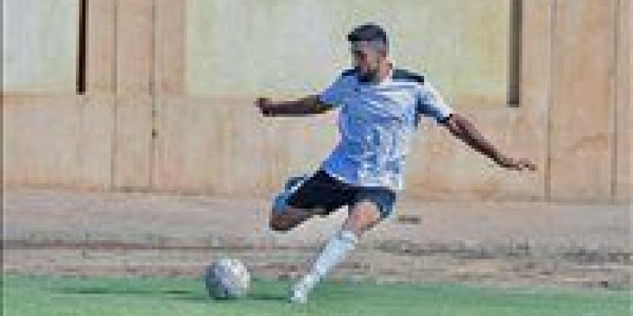 الشمس
      يضم
      محمود
      جمال
      مهاجم
      تليفونات
      بني
      سويف
      موسم
      ونصف