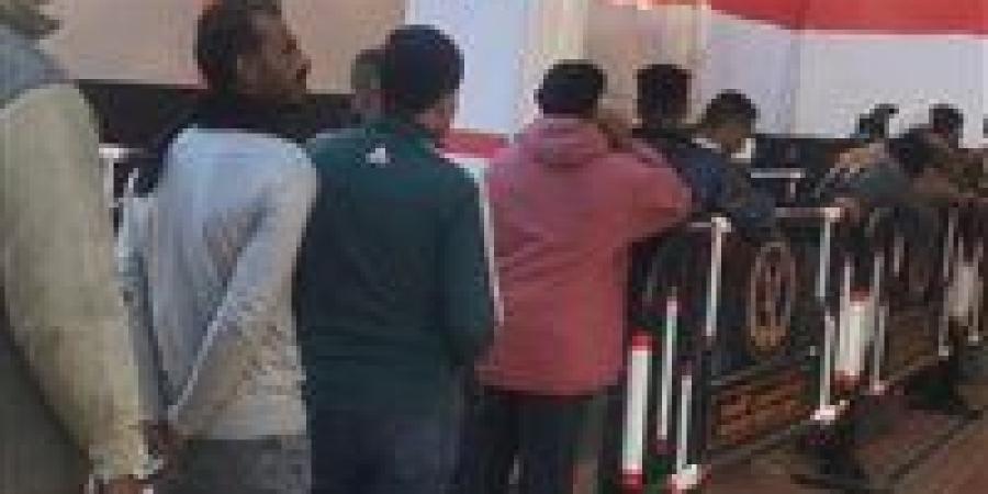 الشباب في المقدمة.. إقبالا كثيفا للناخبين على اللجان الانتخابية بالفيوم