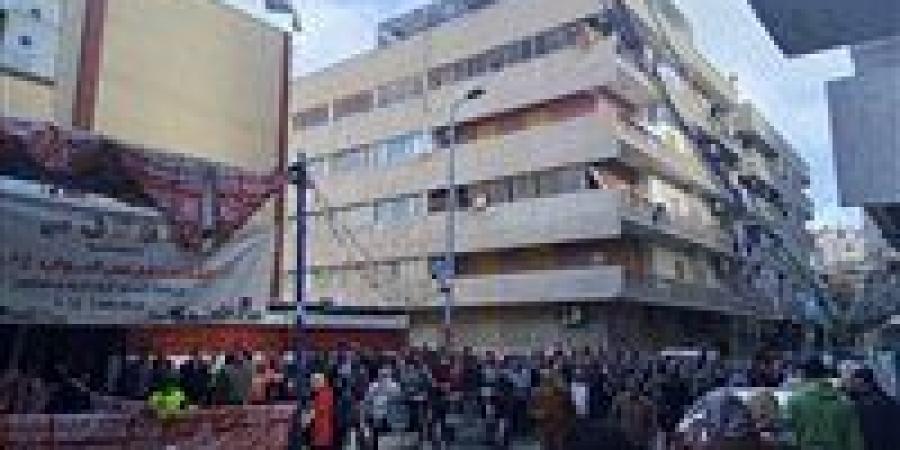 في طوابير طويلة.. الناخبون ينتظرون للإدلاء بأصواتهم أمام اللجان الانتخابية بالبحيرة