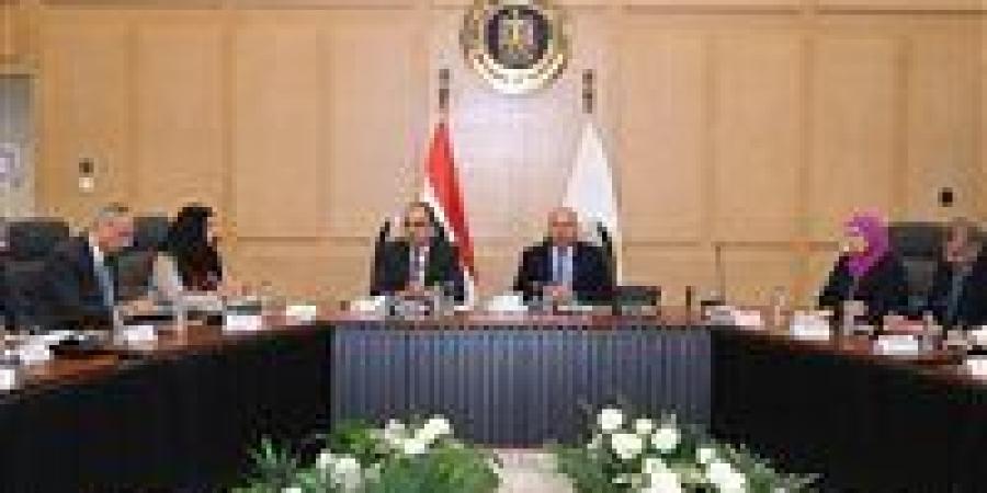 وزيرا الصناعة وقطاع الأعمال يبحثان مع مصنعي الغزل والنسيج والملابس الجاهزة تعميق التصنيع المحلي