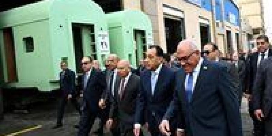 جولة تفقدية لرئيس الوزراء في عدد من أقسام مصنع "سيماف" بحلوان