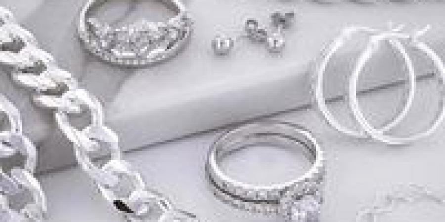 الفضة بين الصعود والهبوط.. سعر المعدن الأبيض اليوم