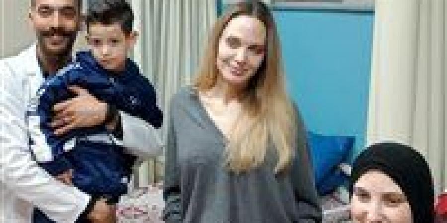 أنجلينا جولي تزور الجرحى الفلسطينيين بمستشفى العريش وتوجه رسالة دعم للشعب الفلسطيني