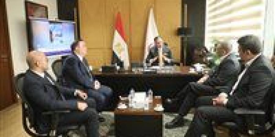 نائب وزير الصحة يبحث مع وفد شركة أورانج سبل دعم التحول الرقمي بالقطاع الصحي