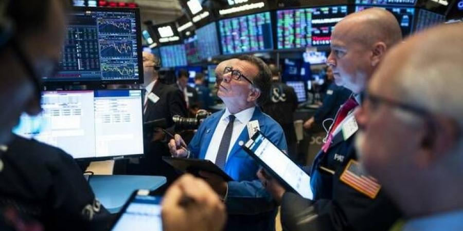 صناديق التحوط تبيع الأسهم العالمية بأسرع وتيرة في 13 عاماً