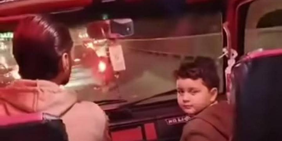 اشتباه كاد يتحول لمأساة.. الطفل زين يثير أزمة داخل ميكروباص بالإسكندرية