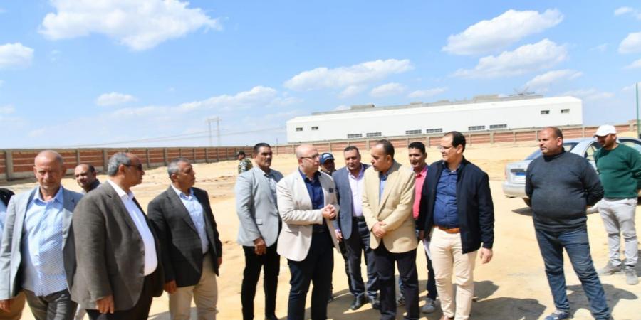 ضمن مبادرة "شغلك في قريتك".. محافظ الفيوم يتفقد مجمع الأنشطة المتوسطة والصغيرة ومتناهية الصغر بهوارة المقطع