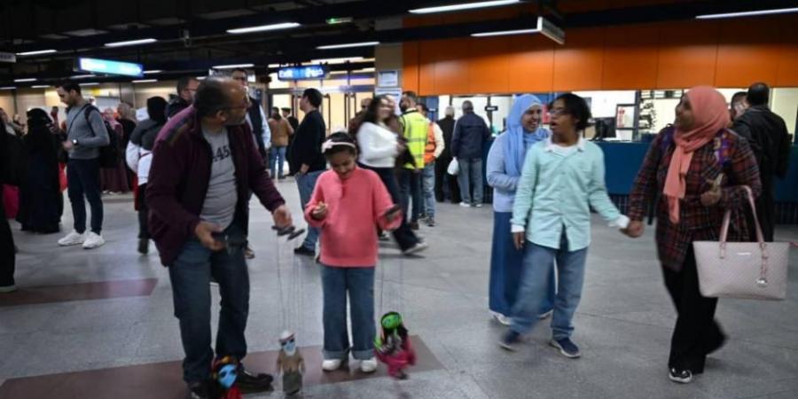 عروض للأراجوز في مترو أنفاق القاهرة