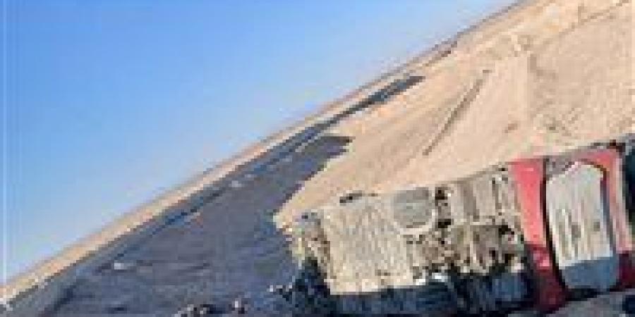 ارتفاع عدد المصابين إلى 42 شخصًا في انقلاب أتوبيس سفريات على طريق قنا – سوهاج