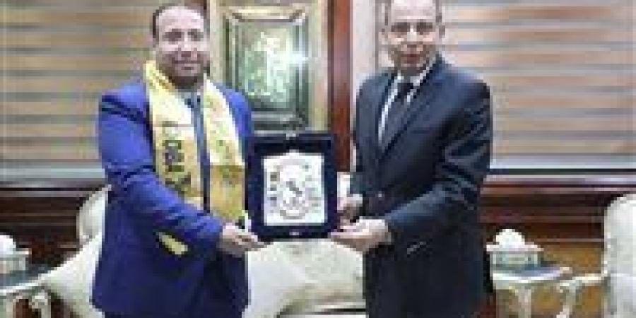 فى نهج جديد.. محافظ المنيا يُكرم مدير التخطيط والمتابعة لحصوله على الدكتوراه