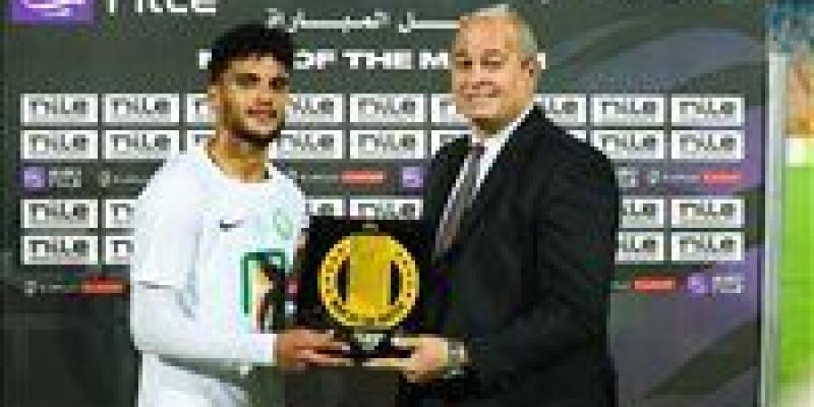 أسامة فيصل يفوز بجائزة أفضل لاعب في مباراة البنك الأهلي والمقاولون العرب