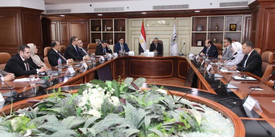 محافظ بني سويف يعقد لقاءً مع أعضاء مجلسي النواب والشيوخ لمناقشة الملفات الخدمية واحتياجات المواطنين