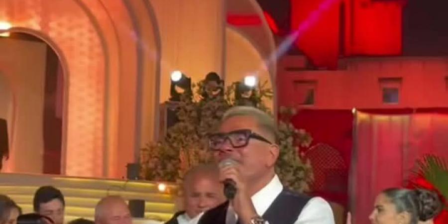 زفاف ابنة محمد السعدي.. عمرو دياب يشعل الأجواء بأغنية خطفوني