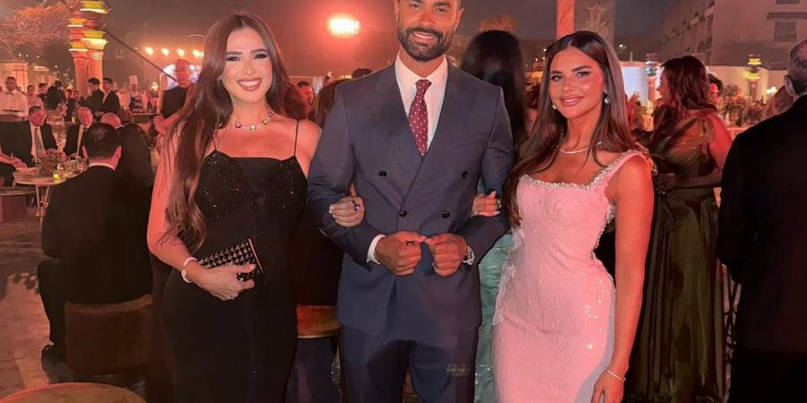 ياسمين عبد العزيز تنشر صورة لها رفقة كريم فهمي وزوجته.. وتعلق: طب ايه الدنيا