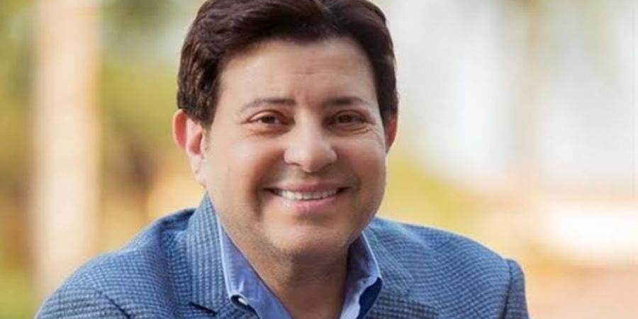 باكيًا على الهواء.. مصطفى كامل: هاني شاكر عمل عملية استئصال قولون وعضلة القلب وقفت