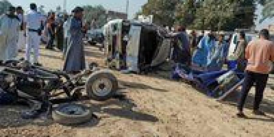 مصرع شخصين وإصابة 12 آخرين في تصادم ميكروباص وتروسيكل بأسيوط