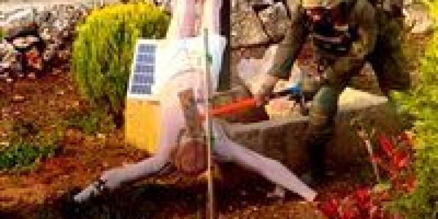 غضب عالمي بعد تداول فيديو لجندي إسرائيلي يحطم تمثال المسيح بمطرقة في لبنان