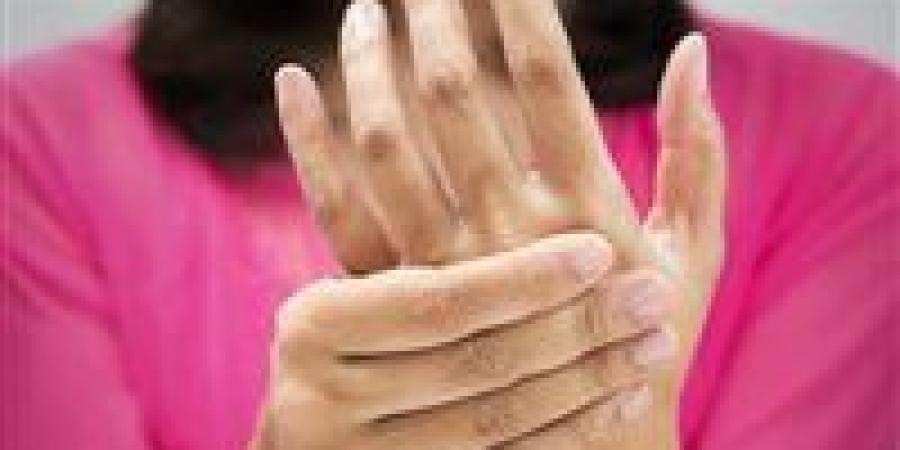 دليل شامل : أسباب تنميل اليدين وطرق التشخيص ومتى يجب استشارة الطبيب