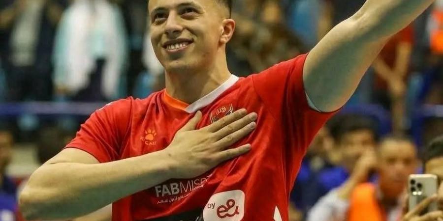 محمود الخطيب يطمئن على آخر تطورات الحالة الصحية لنجم طائرة الأهلي سيف عابد