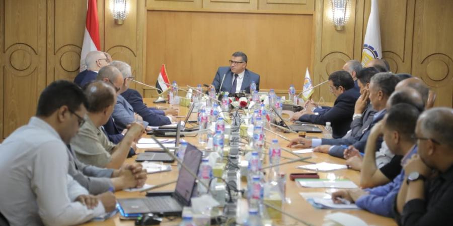 محافظ قنا يستقبل مساعد وزير التنمية لاستعراض انجازات برنامج التنمية المحلية بصعيد مصر