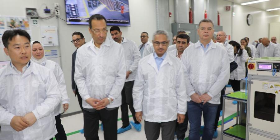 وزير الاتصالات ومحافظ بني سويف يتفقدان مصنع الإلكترونيات “التابلت والموبايل” بمجمع مصانع سامسونج بكوم أبو راضي