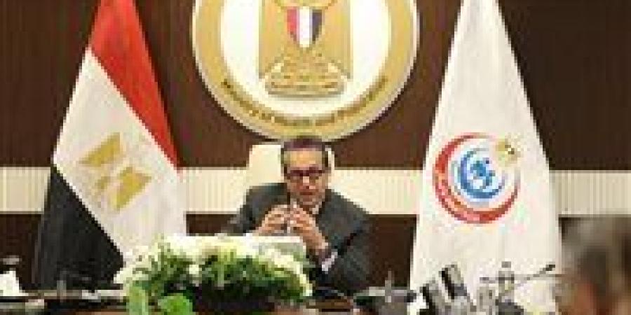 لن نغفل جهوده الوزير .. النائب حاتم عبدالعزيز يدافع عن وزير الصحة بعد أزمة التأشيرة