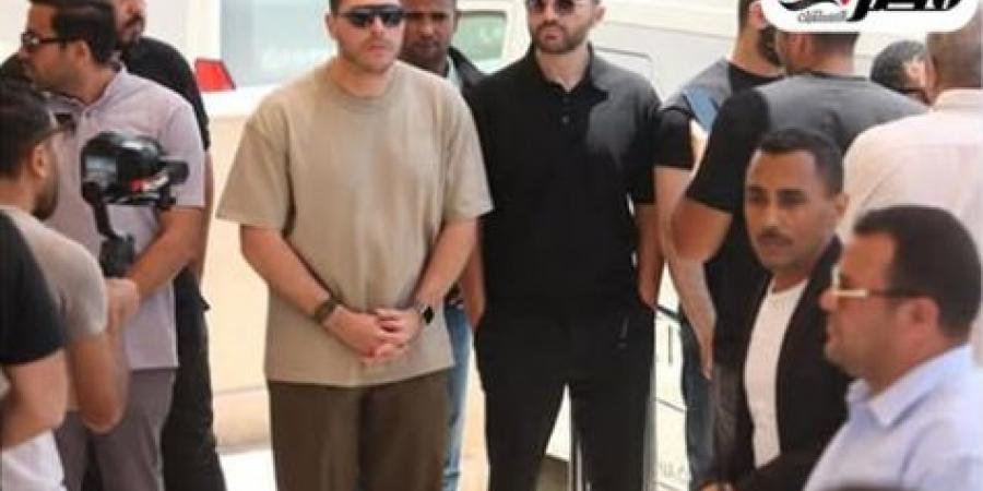 انهيار وصدمة.. الحزن يسيطر على زوجة هاني شاكر ونجله خلال مراسم الجنازة| صور