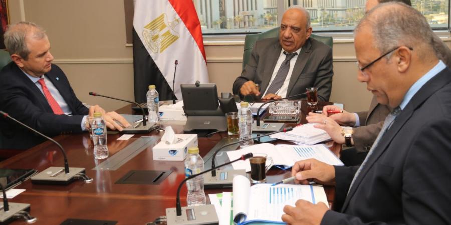وزير الكهرباء يبحث مع الكازار الاماراتية مستجدات مشروعات طاقة الرياح قدرة 1500 ميجاوات
