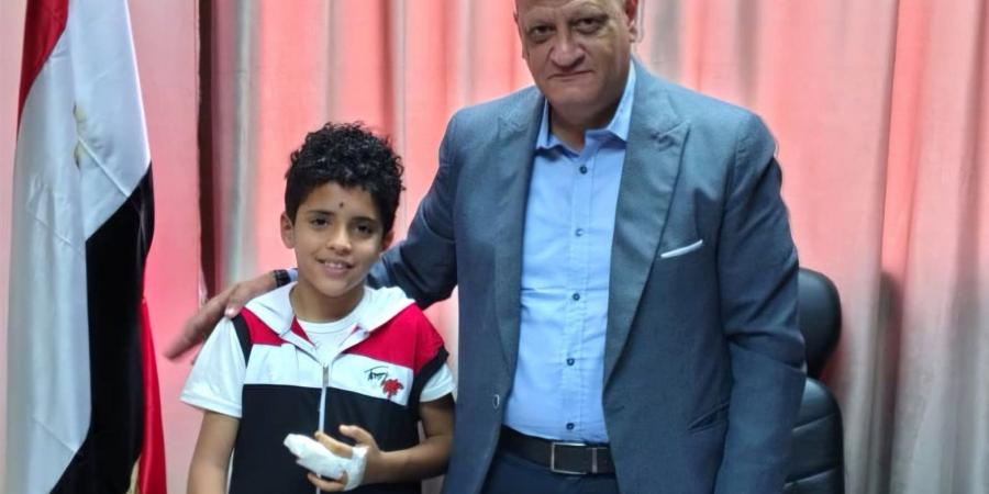 وكيل تعليم بورسعيد يستقبل الطالب يوسف ويطمئن على حالته الصحية بعد واقعة مدرسة بورسعيد الابتدائية