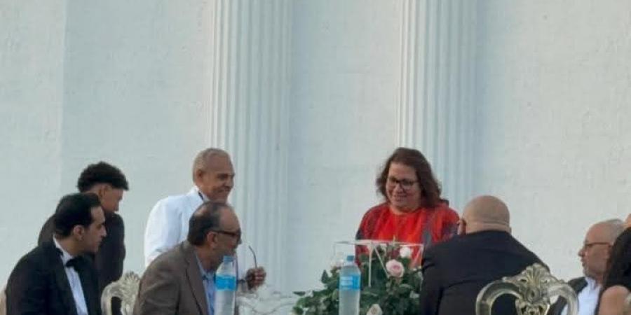 بيومي فواد وزوجته والفنان أيمن عزب أول الحضور في زفاف ابن محمد رضوان